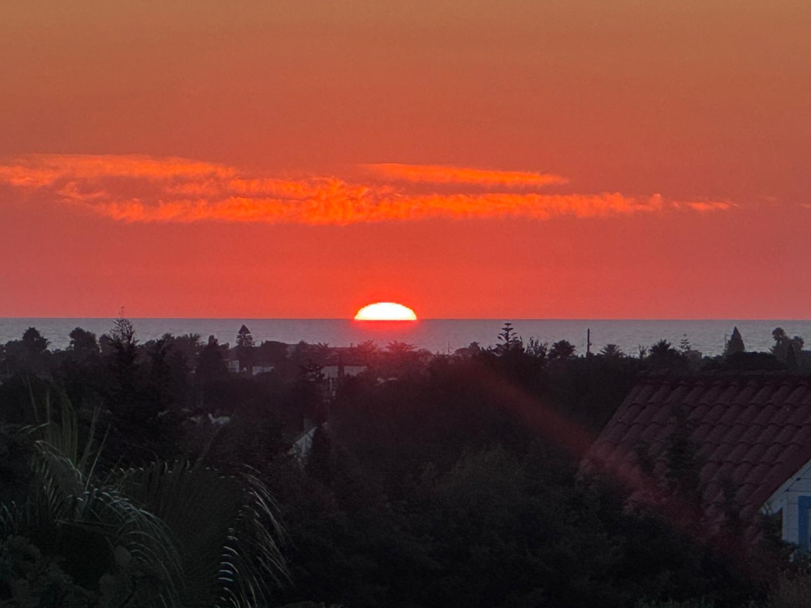 Atardecer sobre el Atlántico desde el alojamiento