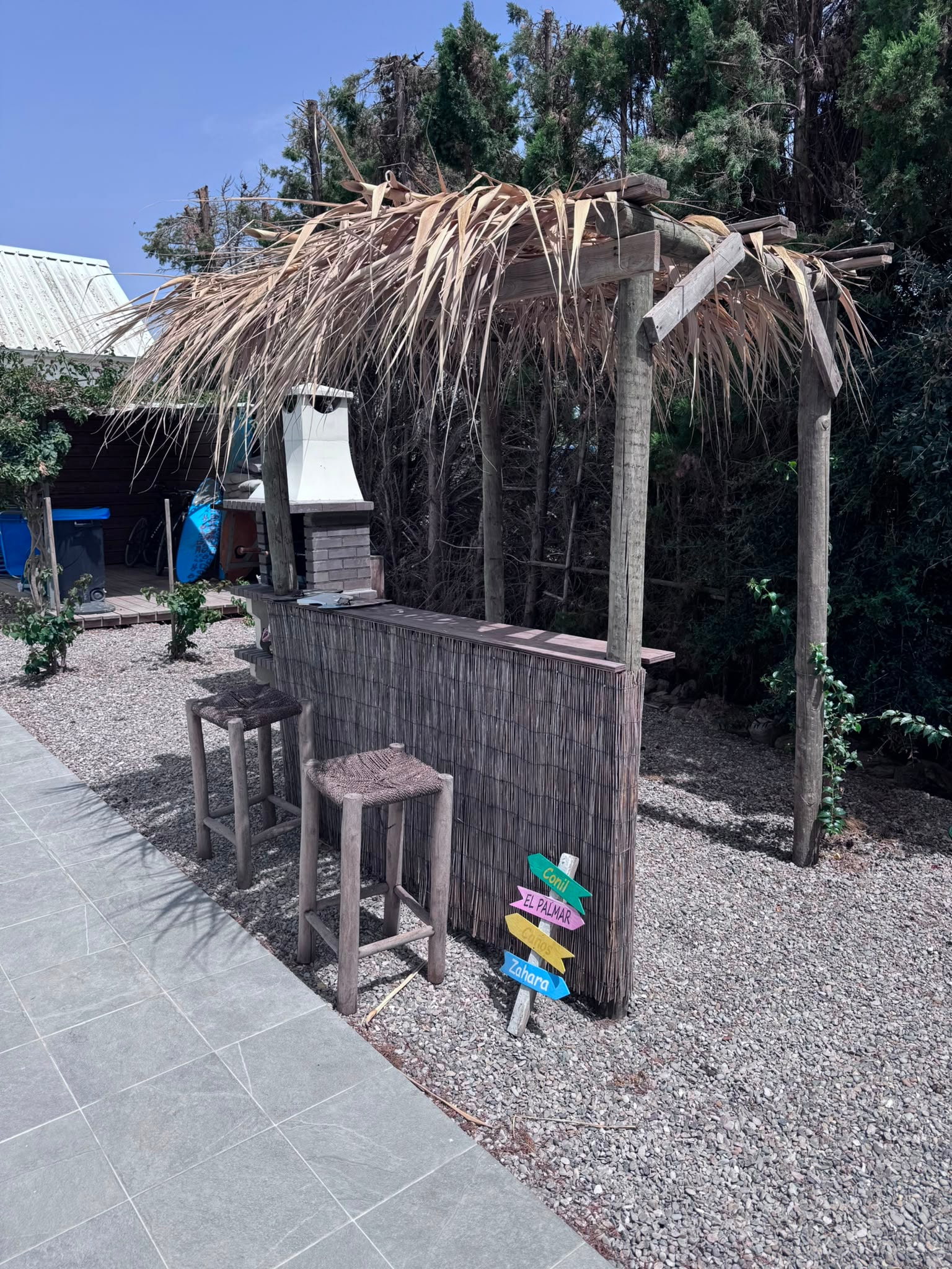 Bar de palapa con zona de barbacoa