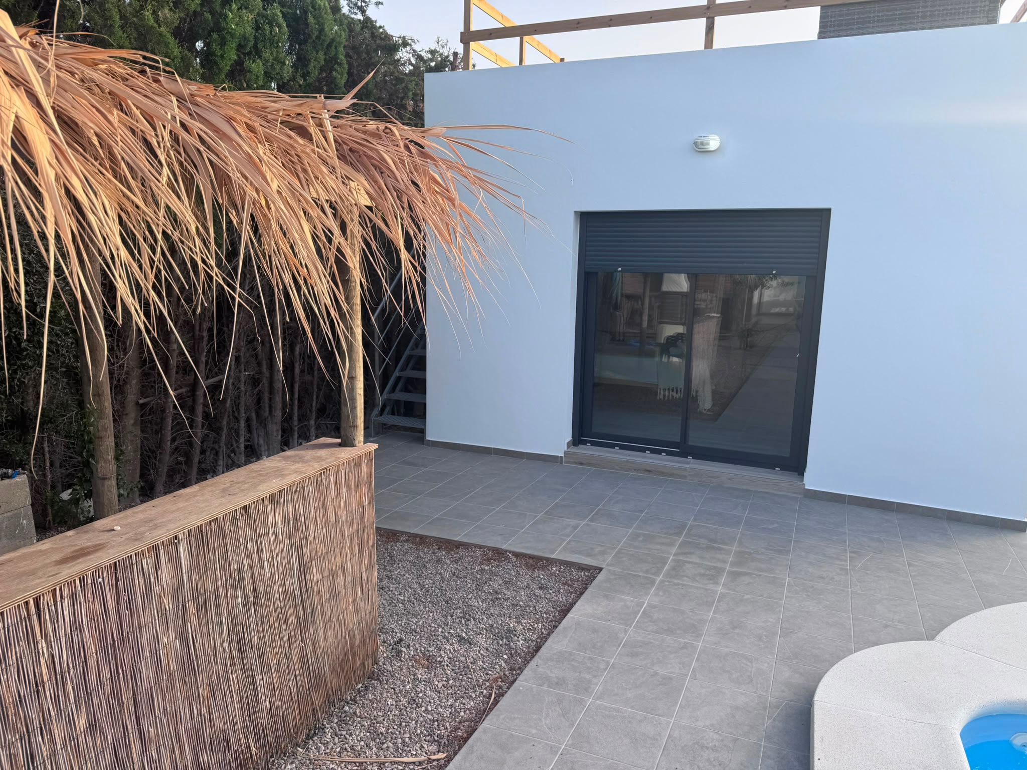 Acceso principal y zona exterior