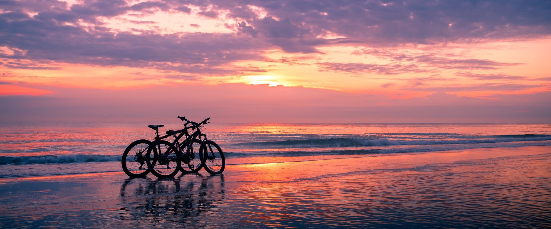 Bicicletas al atardecer en la playa