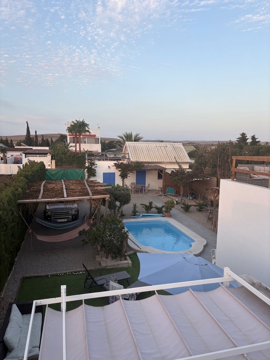 Piscina exterior del alojamiento