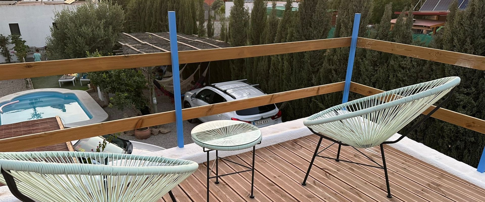 Terraza superior de La Solana con vistas a la piscina y jardín