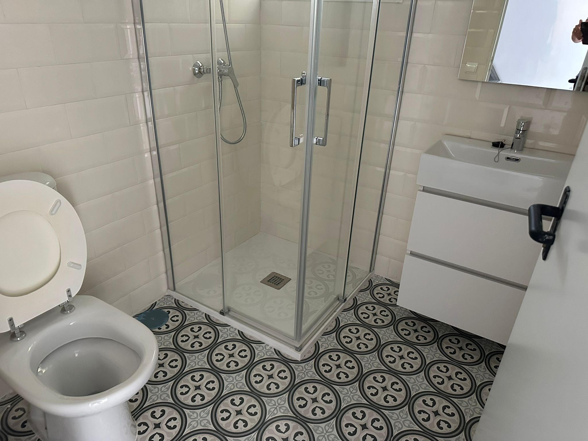 Baño de La Solana con suelo hidráulico y ducha