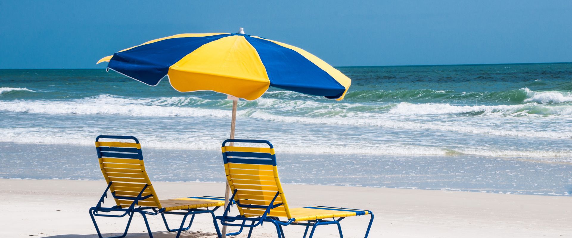 1 sombrilla y 2 sillas de playa.